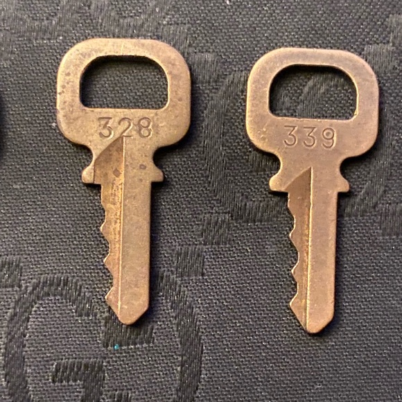 Authentic Louis Vuitton padlock keys ! Set of 3 306, 328 & 339 unlock your LV - Picture 3 of 3